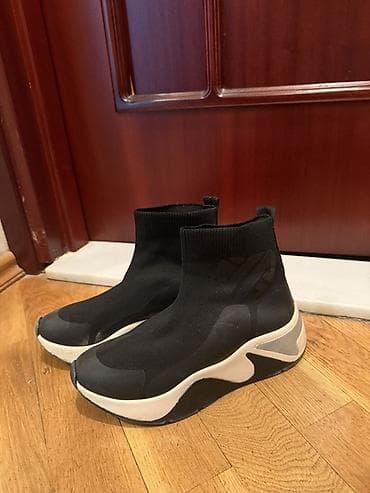 polo ayaqqabı: Yüksək boğazlı, corab tipli qara rəngli idman ayaqqabıları. Ağ və boz — 3