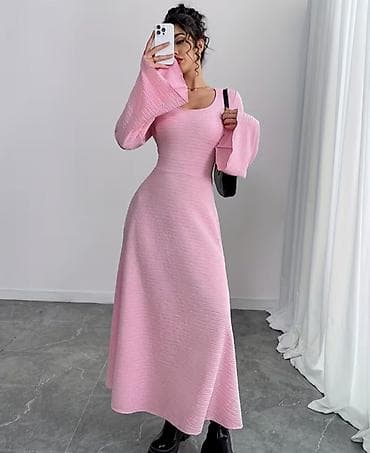 Pudra-çəhrayı rəngdə qadın paltarı,hem s hem m bedene olar .yenidir -