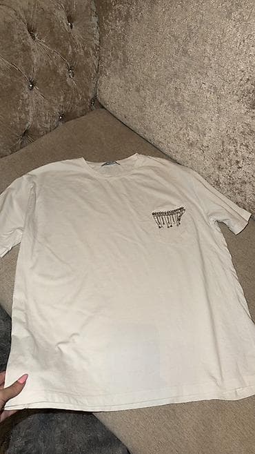 t shirt: Ağ rəngli basic T‑shirt. - Klassik dairəvi yaxalı, qısaqol dizayn - — 1