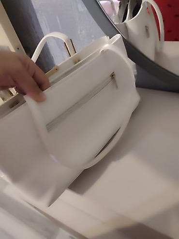 əl guzgusu: Ağ rəngli qadın əl çantası - Material: süni dəri, xırda timsah — 3