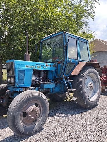 Belarus MTZ 80 - Güclü dördsilindrli dizel mühərrik, ön çıxış milinə