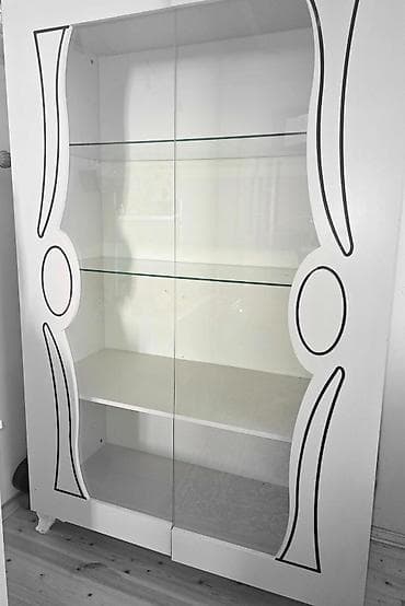 Şüşəli dolab vitrini