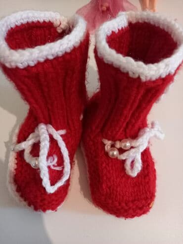 Qırmızı-ağ əl işi körpə çəkmələri - Material: yumşaq akril iplik lalafo.az -da Qırmızı-ağ əl işi körpə çəkmələri - Material: yumşaq akril iplik