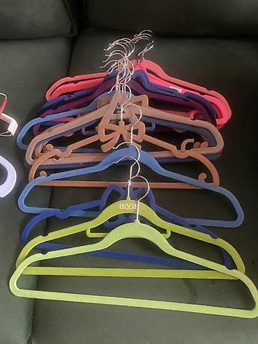 asılqanlar: 24 edetdir - Material: metal, plastik və məxməri örtüklü asılqanlar — 2