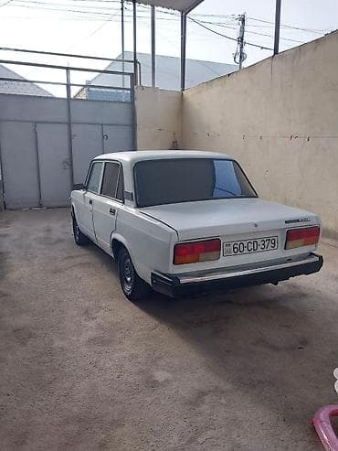 2107 şit: VAZ Lada 2107 sedan - Kuzov: 4 qapılı sedan, ağ rəng - Nömrə: AZ — 5