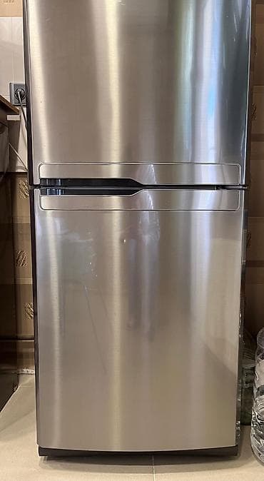 Soyuducular: Samsung soyuducu, paslanmayan polad (inox) gövdə, aşağıda dondurucu — 3