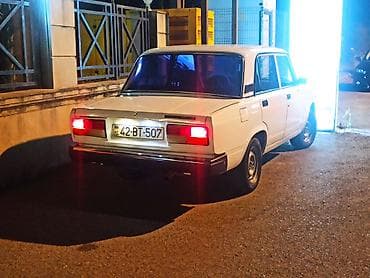 VAZ 2107, ağ rəng, sedan kuzov. Arxa ötürücülü klassik model. Mexaniki