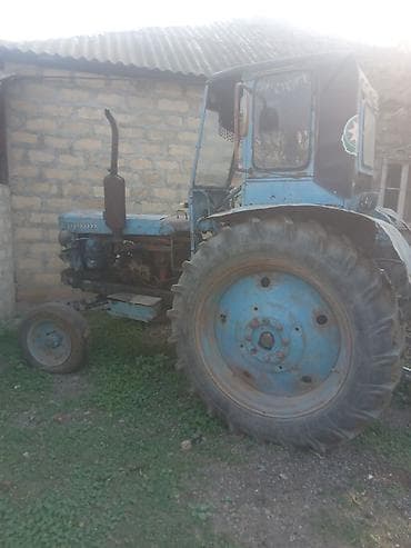 islenmis masinlar: Mavi rəngli təkərli kənd təsərrüfatı traktoru. Xüsusiyyətlər: - — 3