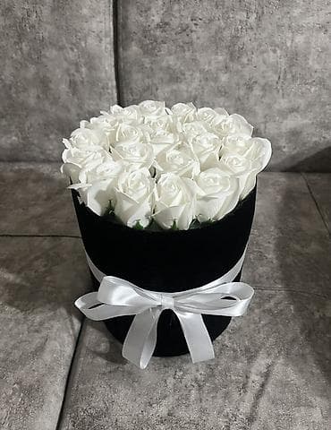 monstera bitkisi: Qara məxməri qutuda ağ güllər kompozisiyası - Zərif, silindrik qara — 1