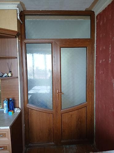 qapi avropa: Taxta görünümlü ikiqat otaq qapısı və üst transom pəncərə - Material — 1