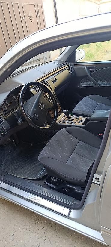 mercedes e class w124: Mercedes-Benz E-Class: 2.4 l | 1999 il Sedan — 4
