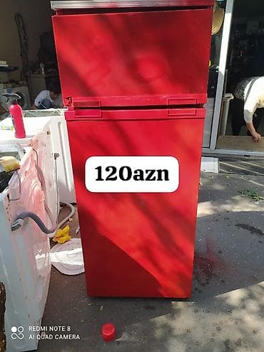Qırmızı rəngli iki qapılı soyuducu. - Üst kamera: dondurucu bölməsi - — 1