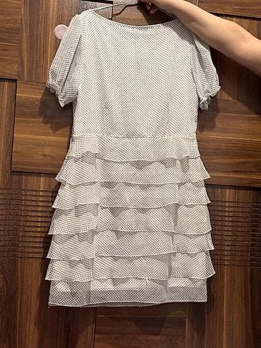 Ağ rəngli, xırda qara nöqtəli qadın donu. Qısaqollu, yüngül və