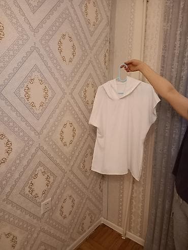 Ağ rəngli qısaqoll köynək - Model: qısaqoll, sərbəst kəsim - Yaxa