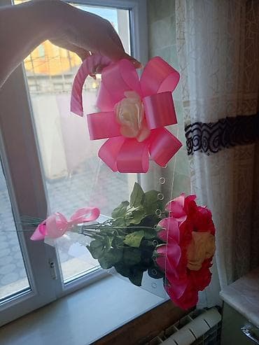 Dekorativ süni güllər buketi – şəffaf plastik hədiyyə qutusu/çanta