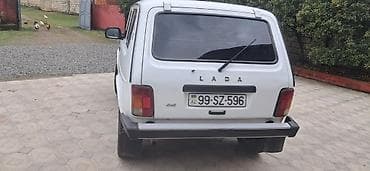 tap.az diski teker: LADA Niva (VAZ 2121) 3 qapı, ağ rəngli ofroud krossover. Əsas — 4