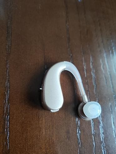 Zəif qulaq üçün eşitmə aparatı. Çoxdan çinden getizdirilib Tek qulaq