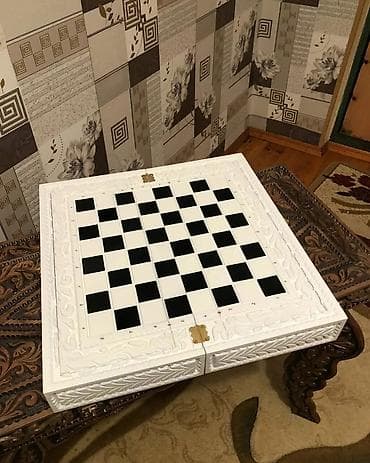 Şahmat əl işidi qoz agacinan yigilib