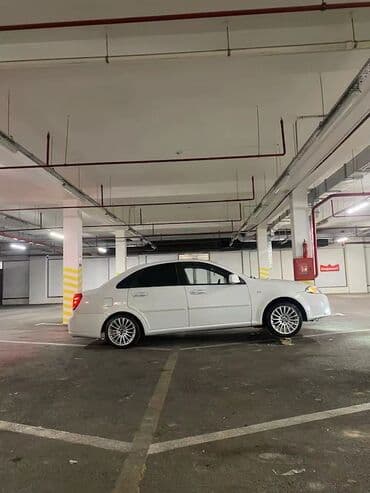 4 goz mercedes: Ağ rəngdə sedan avtomobil Xüsusiyyətlər: - Kuzov: 4 qapılı sedan, ağ — 4