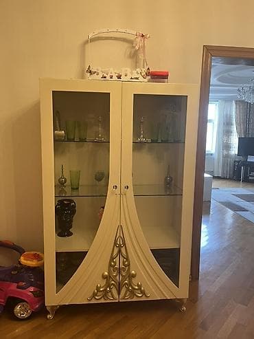 Şüşəli dolab vitrini