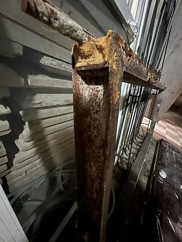 seyfi qapi: Metall giriş qapısı 
Islenmisdir Normal Qapidir 
En 90 
Hun 2.05 — 9