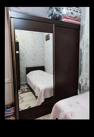 Tünd qəhvəyi rəngdə sürüşmə qapılı dolab yataq otaqları və ya kiçik