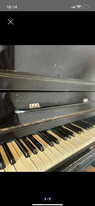 meta eynək: Upright piano – “Ukraina” markası (klaviatura üzərində loqo görünür) — 3