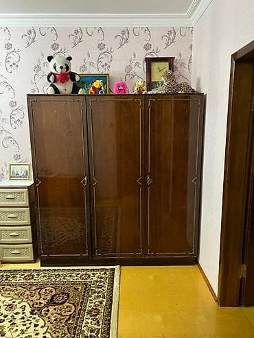 embawood stol stul: Taxta üçqapılı şkaf - Klassik dizaynlı, tünd qəhvəyi cilalı səth - Ön — 2