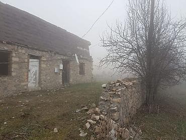 prefabrik ev: Daşdan tikilmiş kənd evi və həyətyanı sahə - Tikinti materialı: təbii — 2