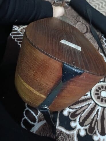 Saz – uzun saplı, akustik xalq çalğı aləti - Korpus: təbii ağacdan