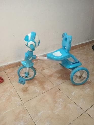 Uşaq üçtəkərli velosipedi – mavi/ağ rəngdə.batareya ilə mahnı yeri də