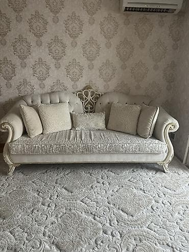 Divanlar: Klassik üslubda, krem-bej tonlarında zərif divan. Xüsusiyyətlər: - Üç — 2