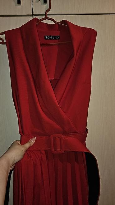 Qırmızı rəngli IRONI markalı kombinezon - Model: Qolsuz, üst hissəsi