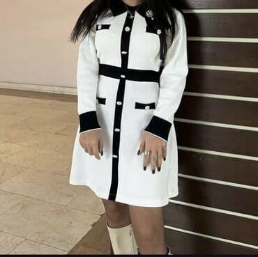 Ağ-qara rəngli zərif qadın paltarı - Model: A-kəsim, dizüstü uzunluq