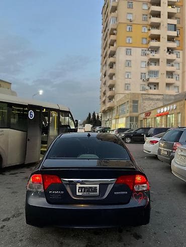 hyundai accent 2008: Honda Civic: 1.3 l | 2010 il Sedan — 4