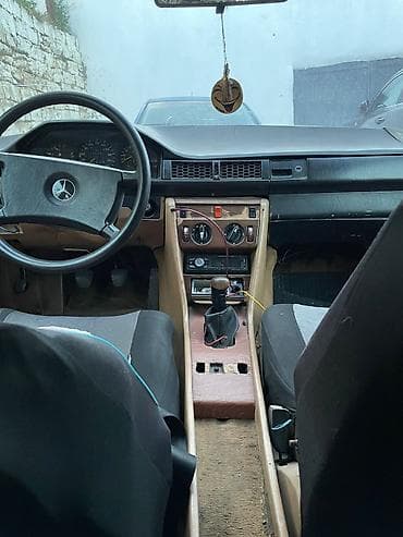 04 sat: Mercedes-Benz 230: 2.3 l | 1985 il Sedan — 5