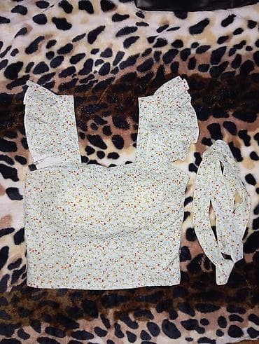 Qadınlar üçün çiçək naxışlı qısa top - Rəng: açıq yaşıl fon üzərində