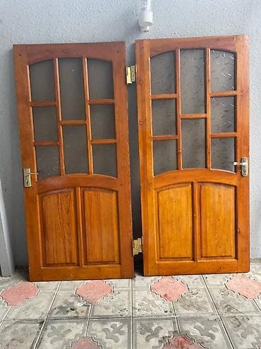 Iki eded otaq qapilari.Cox yaxsi veziyyetdedir,az istifade