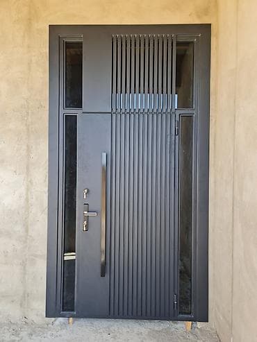 Qapılar və aksessuarlar: Modern giriş qapısı – metal karkaslı, antrasit rəngdə, şaquli rellef — 1