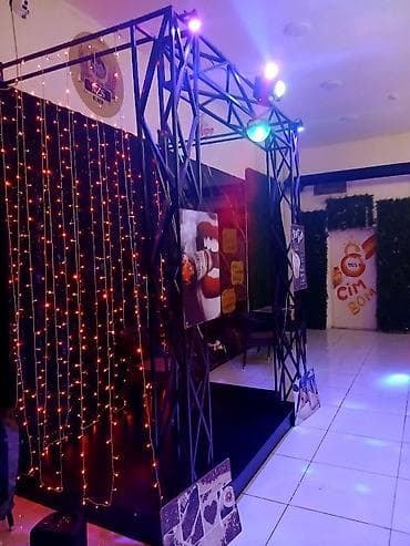 Salam səhnə satılır üstündə işıq sistemidə verilir kiçik abyektlər