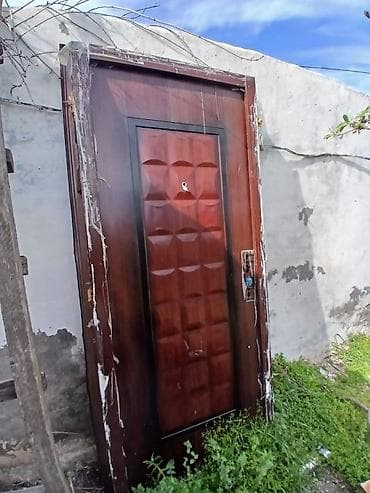 Ev və bağ: *Roya*. Kod :0006 SeF qapi satilir Olcu 240 sm eni 1 m — 1