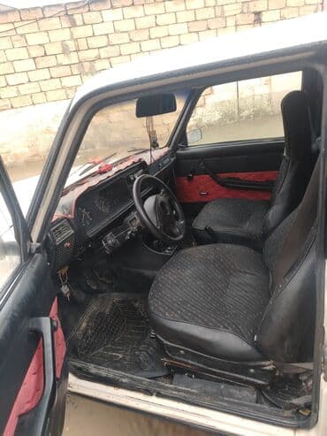 niva 4 qapili: VAZ 2107, ağ rəng, sedan gövdə. Texniki xüsusiyyətlər və təchizat: - — 9