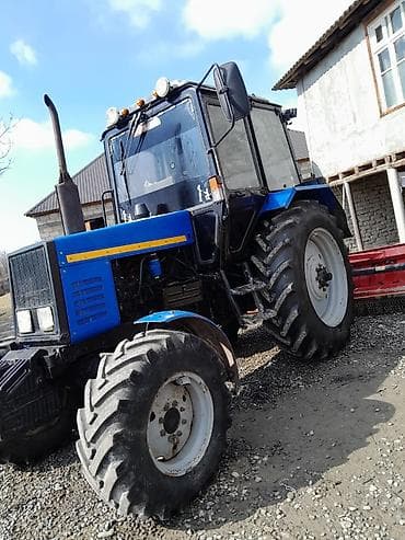 MTZ Belarus traktoru – 4x4, kabinəli, mavi-qara rəngdə. Texniki — 5