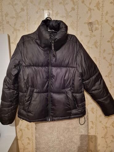 uzun kurtqa: Qara rəngli qısa puf şişmə gödəkçə - Model: qısa kəsimli, city-style — 1