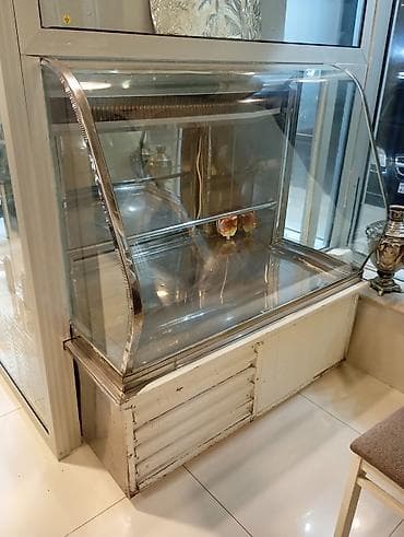 Soyuducu vitrinin - Şüşə ön və yan panellərə malik, vitrin tipli