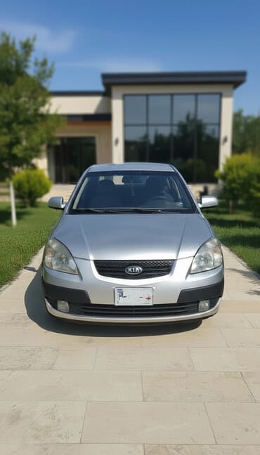 motosiklet tufan m50: Kia Rio hatchback – gümüşü rəngdə, kompakt və qənaətcil şəhər — 1