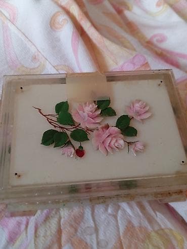 Akrildən dekorativ qutu – əl işinə bənzər gül motivləri ilə -