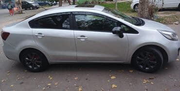 lalafo.az masinlar kredit: Kia Rio – gümüşü rəng, sedan gövdə. Xarici: - Aerodinamik ön bamper — 6