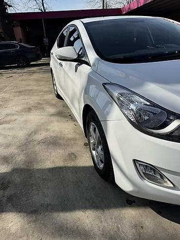 Hyundai Elantra sedan – ağ rəngdə, aerodinamik kuzov və LED ön/arka — 2