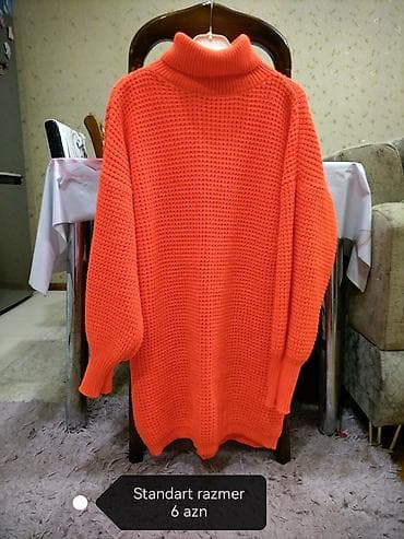 Parlaq narıncı rəngdə, yüksək boğazlı, toxunma sviter-tunik. Geniş